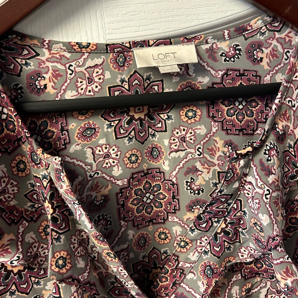 🎈 Loft Long sleeve blouse EUC - Picture 3 of 3
